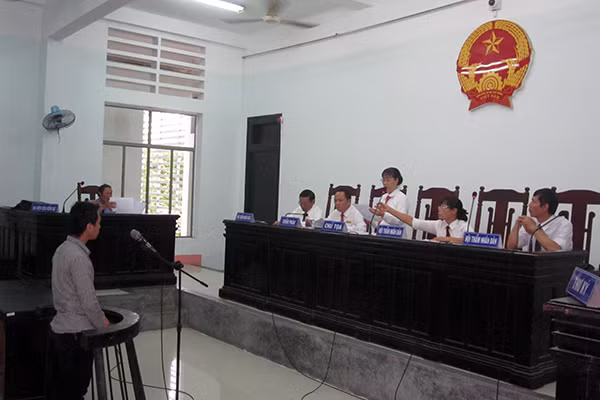 Bi cáo Phan Thành Tâm trước vành móng ngựa.
