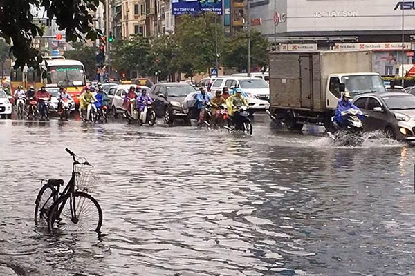 Phố Tây Sơn ngập nặng sau mưa.