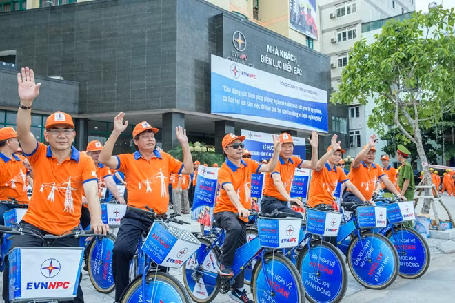 Chương trình Roadshow đạp xe diễu hành quanh các tuyến đường lớn trong thành phố Sầm Sơn (Thanh Hóa)