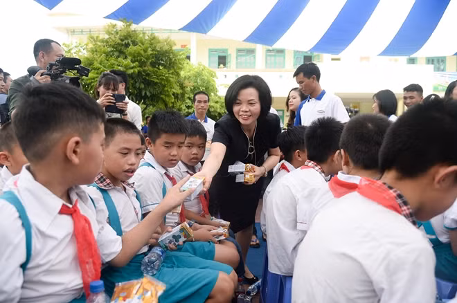 Bà Bùi Thị Hương, Giám đốc Điều hành NS, HC&ĐN của Vinamilk trao sữa đến các em học sinh tham dự chương trình