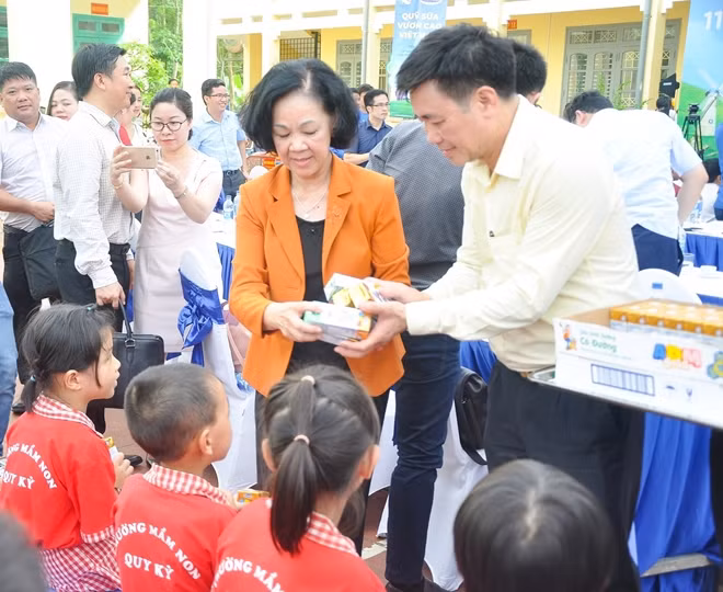 Bà Trương Thị Mai trao sữa của Quỹ Sữa vươn cao Việt Nam đến các em học sinh.
