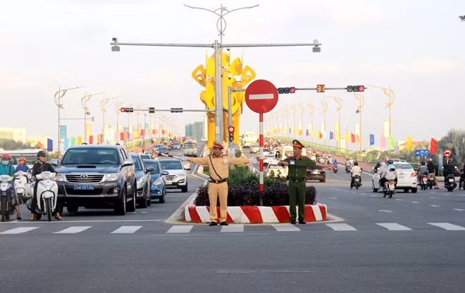 Lực lượng CSGT Công an TP Đà Nẵng phối hợp với Cảnh sát khu vực điều tiết giao thông tại chốt phía Tây cầu Rồng.