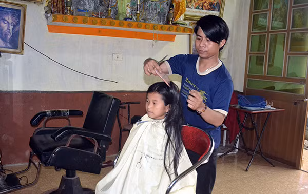 Một phần tiền cắt tóc anh dành để giúp đỡ người, hoàn cảnh khó khăn.