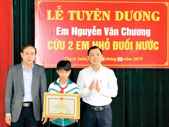 Em Nguyễn Văn Chương vinh dự nhận Bằng khen của Chủ tịch UBND tỉnh về hành động dũng cảm cứu người.