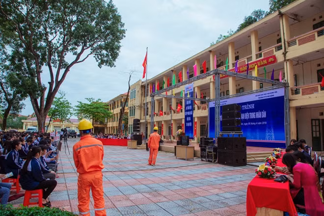 Cũng trong chương trình, các em học sinh đã được cán bộ chuyên môn của điện lực Hưng Yên chia sẻ về những mối nguy hiểm từ điện có thể xảy ra tại gia đình và trường học.