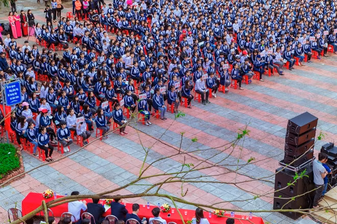 Hớn 1.000 em học sinh trường THPT Kim Động tham dự buổi tuyên truyền về đảm bảo an toàn điện.