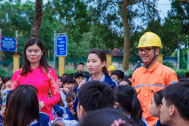 Các em học sinh được tham gia vào phần tìm hiểu kiến thức về an toàn điện.