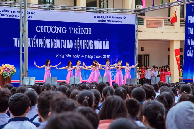 Chương trình văn nghệ mở đầu buổi tuyên truyền phòng ngừa tai nạn điện trong nhân dân.