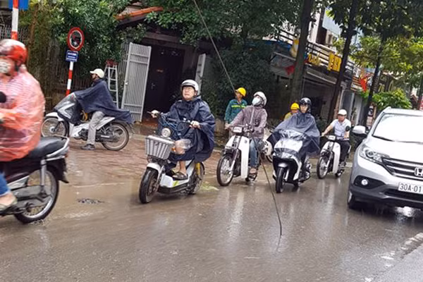 Người dân được phen hết hồn khi một thanh thép từ trên trời rơi xuống đường trong cơn mưa.