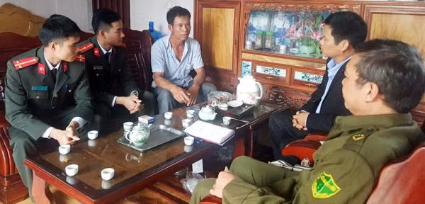 Công an huyện Lạng Nam - Bắc Giang đến vận động, tuyên truyền người dân không vượt biên trái pháp luật.