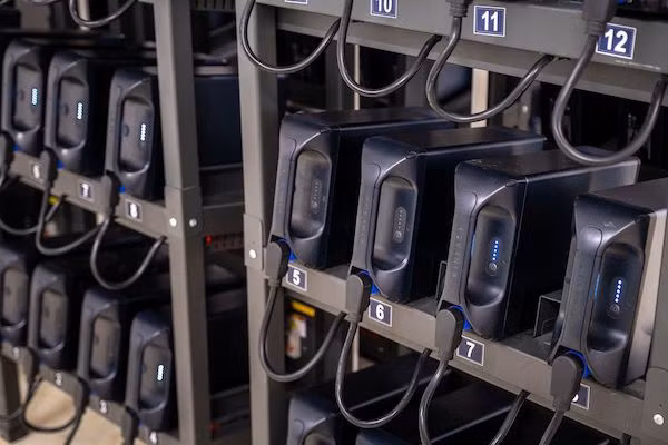 Hệ thống trạm sạc pin xe máy điện VinFast. NAG: Linh Phạm/Bloomberg
