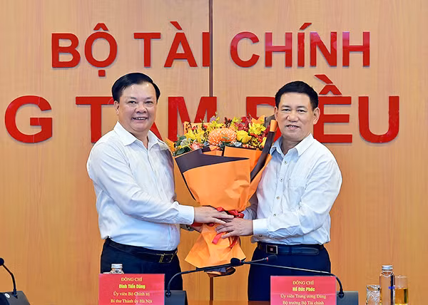 Đồng chí Đinh Tiến Dũng chuyển giao nhiệm vụ cho Bộ trưởng Bộ Tài chính Hồ Đức Phớc.