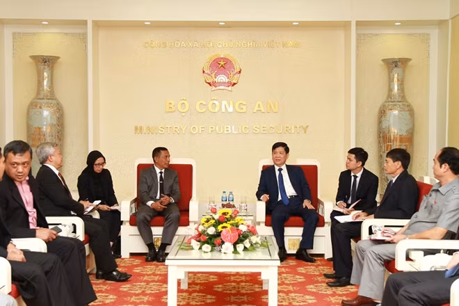 Thứ trưởng Nguyễn Văn Sơn và ngài Halim Pagarra tại buổi tiếp.