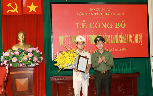 Thừa ủy quyền của Bộ trưởng Bộ Công an, Đại tá Nguyễn Quốc Toản, Giám đốc CAT trao quyết định bổ nhiệm cho Thượng tá Đỗ Đức Trịnh