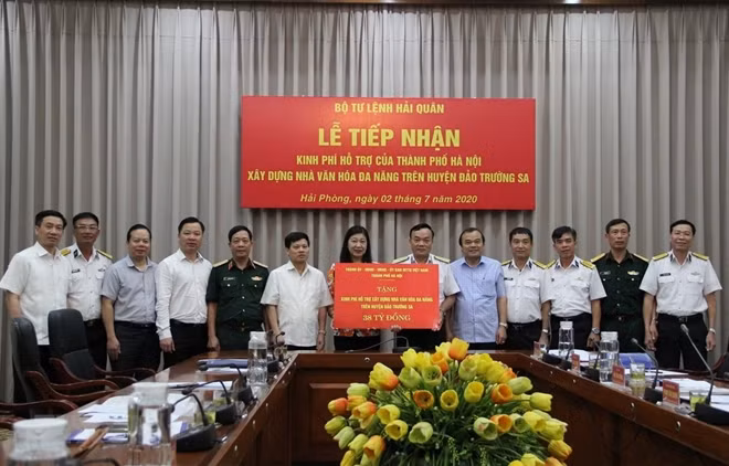 Các đại biểu tại buổi lễ tiếp nhận. Ảnh: TTXVN