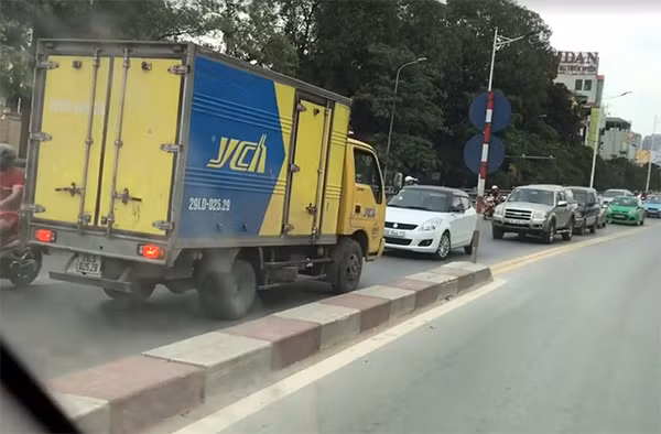 Xe tải màu vàng chạy ngược chiều trên cầu vượt Nguyễn Chí Thanh.