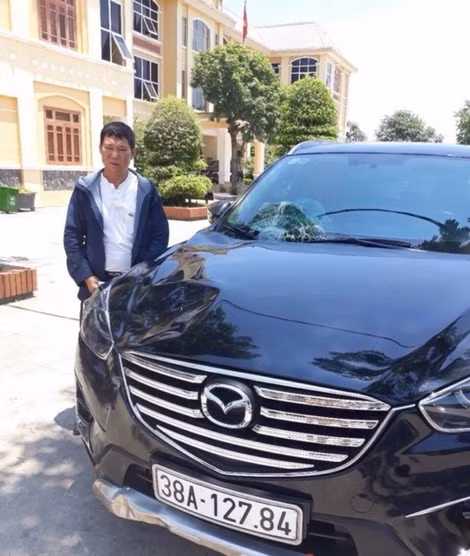 Tài xế Nguyễn Đình Thông và chiếc xe gây tai nạn tại Hà Tĩnh, bị bắt giữ tại Nghệ An.