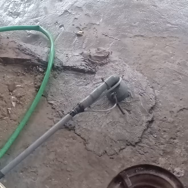 Tại Phúc Lâm, nhiều gia đình phải khoan giếng dọc đường đi.