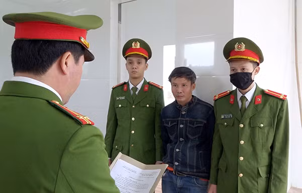 Tống đạt lệnh khám xét khẩn cấp chỗ ở đối với Nguyễn Tiến Trung