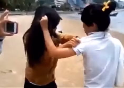 Những clip ghi lại cảnh học sinh xô sát thường xuyên xuất hiện trên mạng.