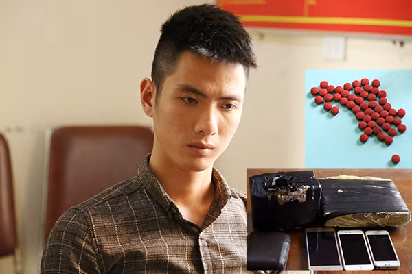 Đối tượng Lê Đức Anh Tuấn và tang vật tại cơ quan công an