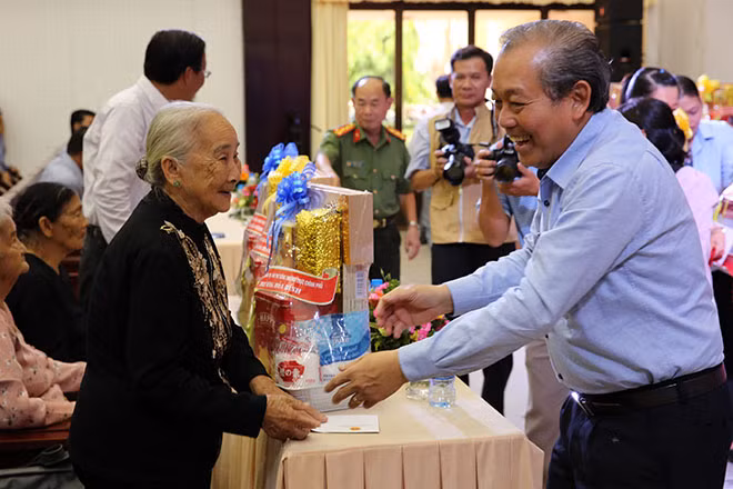 Phó Thủ tướng Thường trực Trương Hòa Bình thăm hỏi và tặng quà cho các mẹ Việt Nam anh hùng ở Bến Tre.