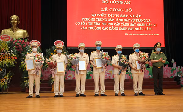 Thứ trưởng Nguyễn Văn Thành trao quyết định về việc tổ chức lại các Đảng bộ trường và nhân sự cấp ủy của Trường Cao đẳng CSND I