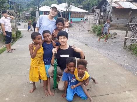 Hiếu học và làm tình nguyện tại Philippine.