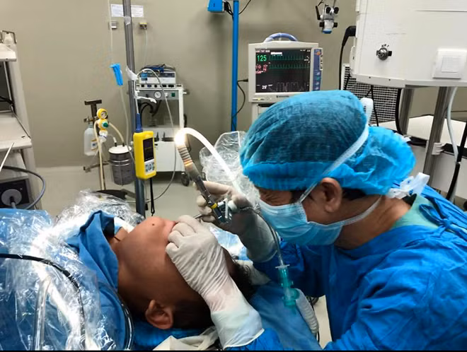 Các bác sĩ tiến hành phẫu thuật lấy dị vật sống ra khỏi bệnh nhân