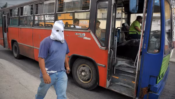 Tội phạm thường tấn công vào xe buýt ở Guatemala.