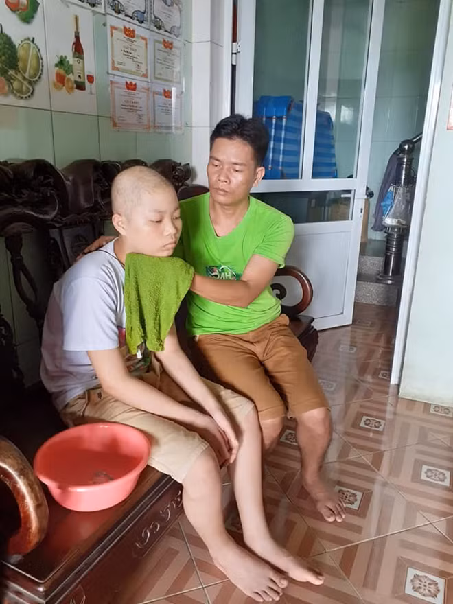 Anh Hà đang chăm sóc cậu con trai thứ hai mắc bệnh ung thư máu giai đoạn 4 của mình.