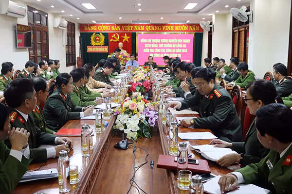 Thượng tướng Nguyễn Văn Thành làm việc tại Công an Quảng Trị.