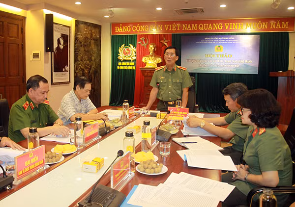Thiếu tướng Nguyễn Đức Minh, Phó Trưởng Ban Thường trực Ban chỉ đạo Đề án phát biểu tại hội thảo