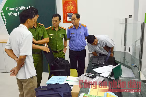 Quá trình khám nghiệm, có sự chứng kiến của đại diện Viện KSND tỉnh Trà Vinh.
