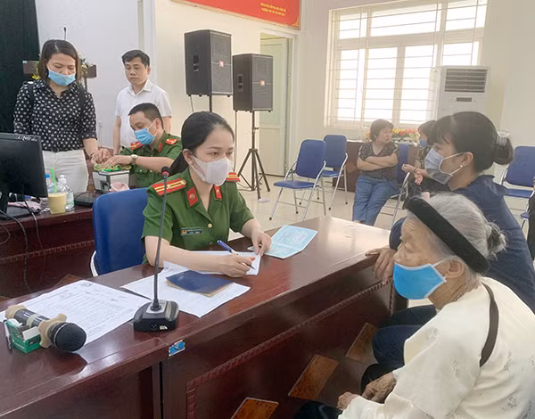 Công an quận Hoàng Mai cấp CCCD cho người dân. Công an quận Hoàng Mai cấp CCCD cho người dân.