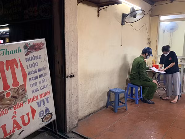 Công an các phường tuần tra xuyên đêm để nhắc nhở các cửa hàng tự giác tạm dừng kinh doanh