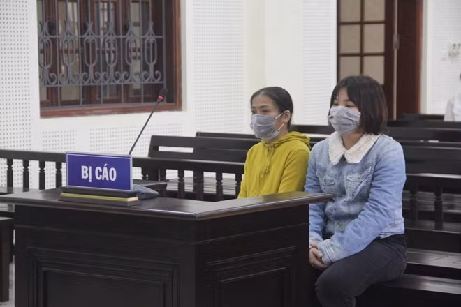 Bị cáo Đoàn Thị Liệu và con dâu tại tòa.