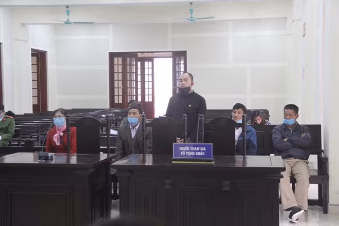 Người nhà bị hại muốn được trả lại tiền và mong con trở về.