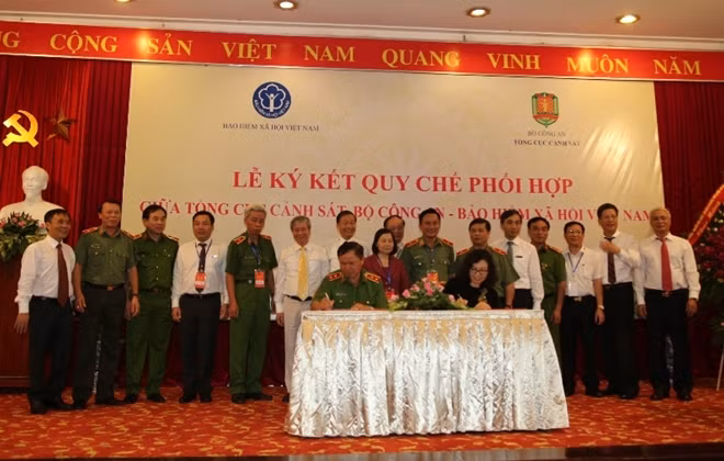 Thứ trưởng, Tổng Giám đốc BHXH Việt Nam Nguyễn Thị Minh và Trung tướng Trần Văn Vệ, quyền Tổng cục trưởng Tổng cục Cảnh sát đã ký kết Quy chế phối hợp giai đoạn 2017-2022.