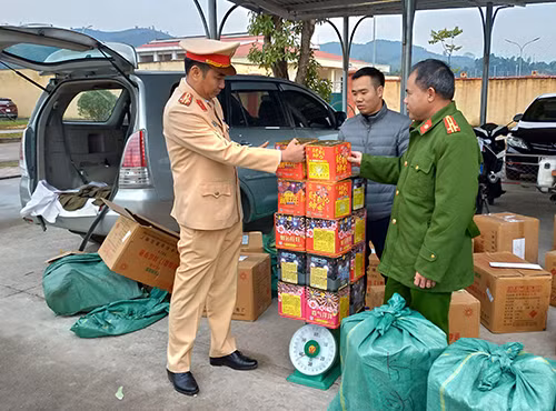 Lực lượng chức năng kiểm tra số hàng thu giữ