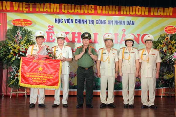 Thứ trưởng Bùi Văn Nam tặng bằng khen cho các cá nhân có thành tích xuất sắc