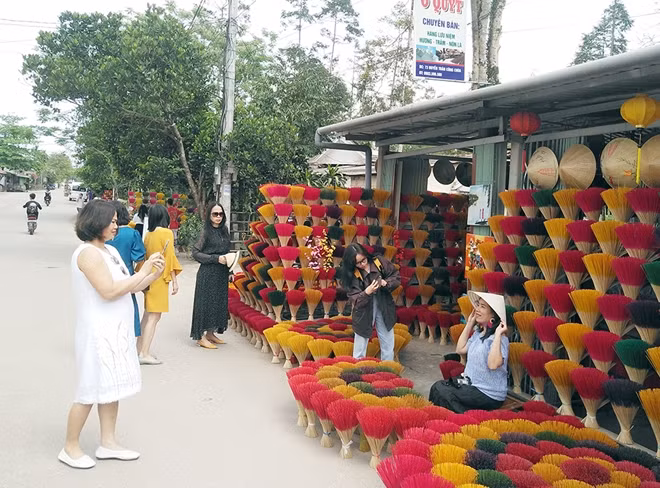 Làng hương truyền thống Thủy Xuân thu hút khách du lịch.
