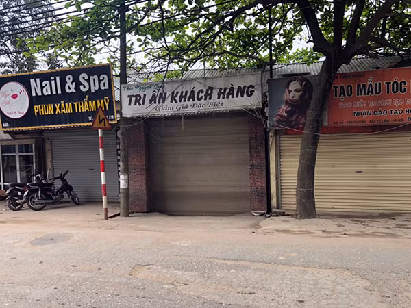 Sáng 27/3, hàng loạt các cửa hàng trên địa bàn Bắc Từ Liêm đã đóng cửa tạm dừng kinh doanh sau khi được tuyên truyền, vận động