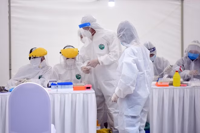Trước mắt, Hà Nội lắp đặt 10 trạm xét nghiệm dã chiến theo tiêu chuẩn của WHO để phục vụ việc lấy mẫu xét nghiệm cho người dân các phường xung quanh Bệnh viện Bạch Mai. Sau đó, thành phố sẽ xét nghiệm mở rộng tại các bệnh viện trên địa bàn và những nơi đông người.