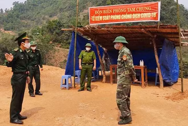 Lực lượng liên ngành thành lập các tổ chốt kiểm soát đường biên, lối mở khu vực xã Tam Chung, huyện Mường Lát