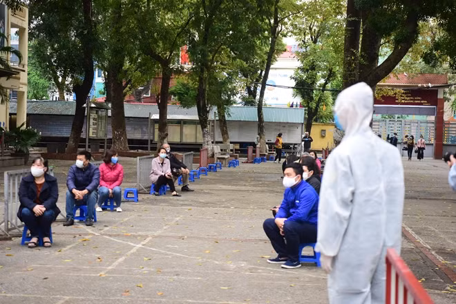 Người dân tới xét nghiệm tại điểm test nhanh ở trường THCS Đống Đa (Hà Nội).