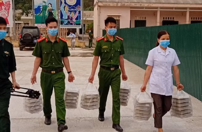 CBCS Công an huyện Quan Sơn phối hợp với lực lượng biên phòng, y tế hỗ trợ người đang cách ly tại khu vực Cửa khẩu quốc tế Na Mèo, huyện Quan Sơn