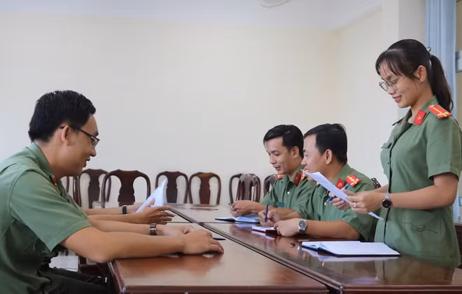 Trung úy Nguyễn Võ Kim Ngân phát biểu trong cuộc họp Ban chấp hành chi đoàn.