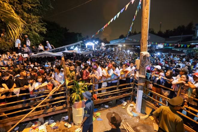 22h cùng ngày, tại khu vực hành lễ cúng ông Tiêu, hàng nghìn người dân thị trấn, khách thập phương đã đứng kín hàng rào bao quanh sân đình. Họ chờ đến nghi thức đốt ông Tiêu để xin đồ cúng lấy lộc đầu năm.
