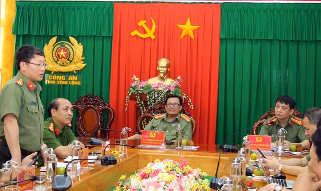 Thượng tá Nguyễn Thanh Bình, Phó Giám đốc Công an tỉnh Vĩnh Long phát biểu tại buổi làm việc.